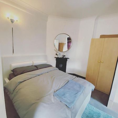 Complete 1 Bedroom Apartment With Wi-Fi, Kitchen, Tv In Heart Of Chiswick, 伦敦 外观 照片