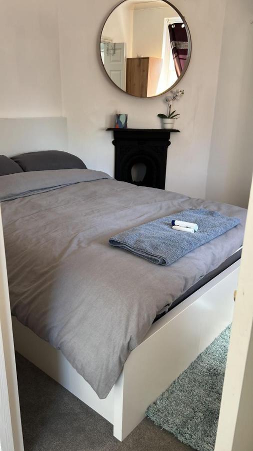 Complete 1 Bedroom Apartment With Wi-Fi, Kitchen, Tv In Heart Of Chiswick, 伦敦 外观 照片